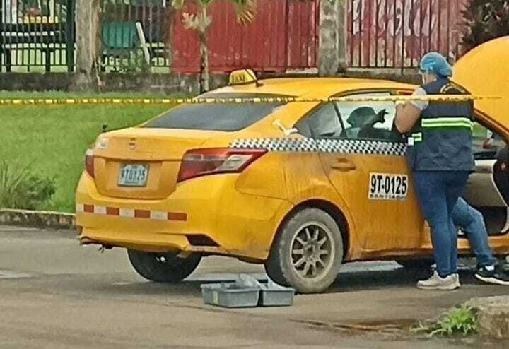 Taxi abandonado por los asaltantes en las cercanías del hospital.