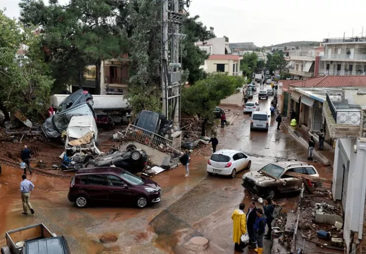 Vista de los daños causados por las inundaciones en una calle de Mandra, oeste de Ática (Grecia). EFE/Archivo