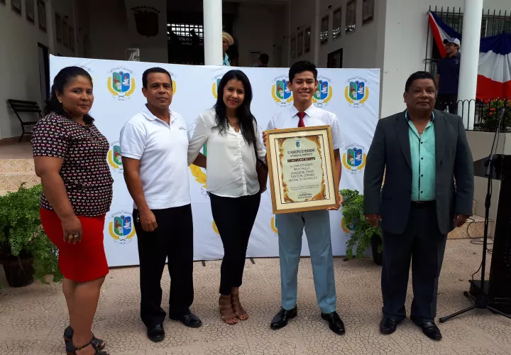 Bruno Padilla, estudiante que logró el  tercer lugar en Concurso de Oratoria, su familia y el alcalde de Penonomé