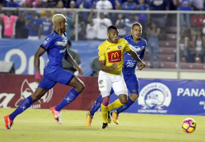 Azmahar Ariano (izq.) y Roberto Chen (dcha.) del Deportivo Árabe Unido, y Alfredo Stephens (centro), del Chorrillo, han estado en el proceso de &#039;El Bolillo&#039; Gómez. Foto EFE