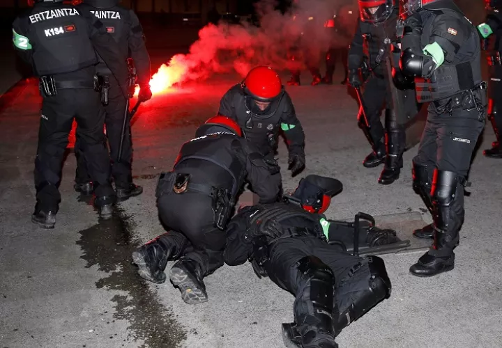 Un ertzaina - en la imagen- murió el jueves tras sufrir un infarto durante los enfrentamientos cerca del estadio de San Mamés antes del partido de la Liga Europa entre el Athletic de Bilbao y el Spartak/ EFE