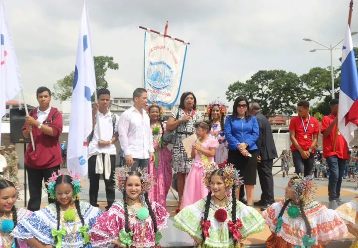 Representantes de la Iglesia Católica participaron en el desfile cívico