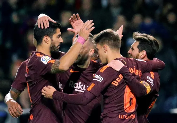 Jugadores del Barcelona celebran su triunfo. Foto: AP