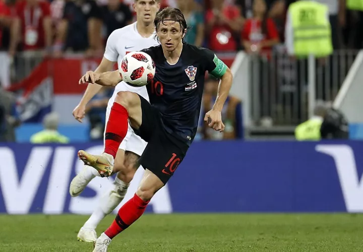 El seleccionador de Croacia, Zlatko Dalic, y el capitán Luka Modric (L) participan en un entrenamiento del equipo en el estadio Luzhniki./ EFE