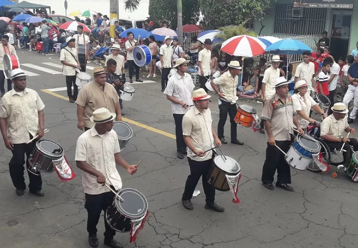 Bandas independiente deciden no culminar el desfile. Foto: Mayra Madrid