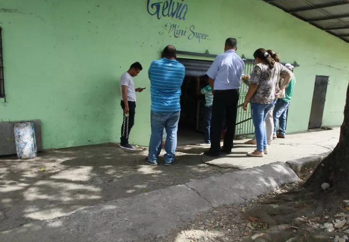 Familiares visitan la escena del crimen de Eugenio Domínguez y su hijo. Foto/ Edwards Santos