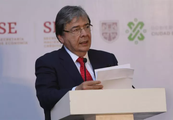 El ministro de Relaciones Exteriores de Colombia, Carlos Holmes, en una rueda de prensa en la ciudad de México.