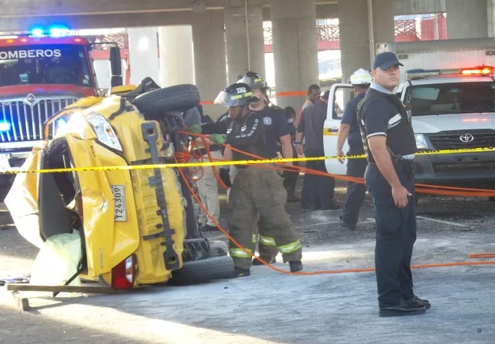 El vehículo taxi terminó volcado a un costado de la vía. Fotos: Landro Ortiz/Redes Sociales 