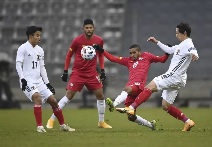 El panameño César Yanis y el japonés Sei Muroya luchan por el balón/ EFE