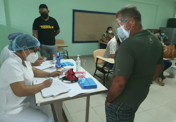 os centros de vacunación se mantuvieron llenos desde primeras horas de la mañana.