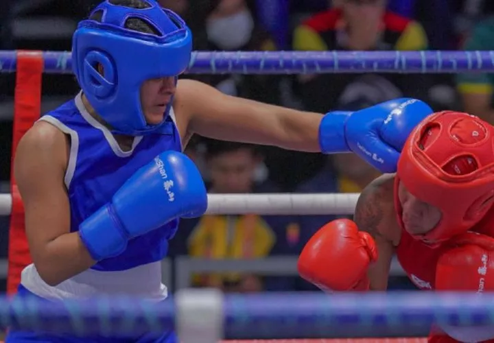 La boxeadora panameña Xiomara Santamaría (izq.) en su combate de ayer en los Juegos Sudamericanos de la Juventud. Foto: COP