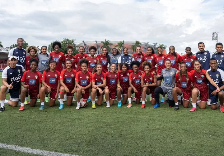 La Selección Mayor Femenina de Fútbol de Panamá con su cuerpo técnico. Foto: Fepafut