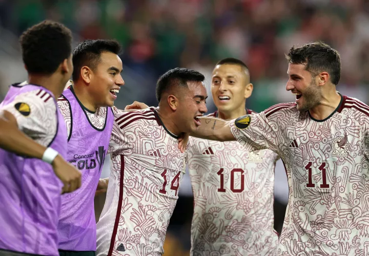 Erick Sánchez (c) de México celebra con sus compañeros tras anotar ante Costa Rica./ Foto: EFE