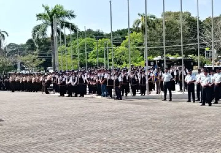 Estamentos de seguridad en el acto verificado en la Plaza de Democracia, sede del TE.