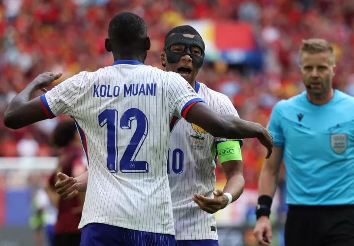 Randal Kolo Muani festeja con Kylian Mbappé. /Foto: EFE